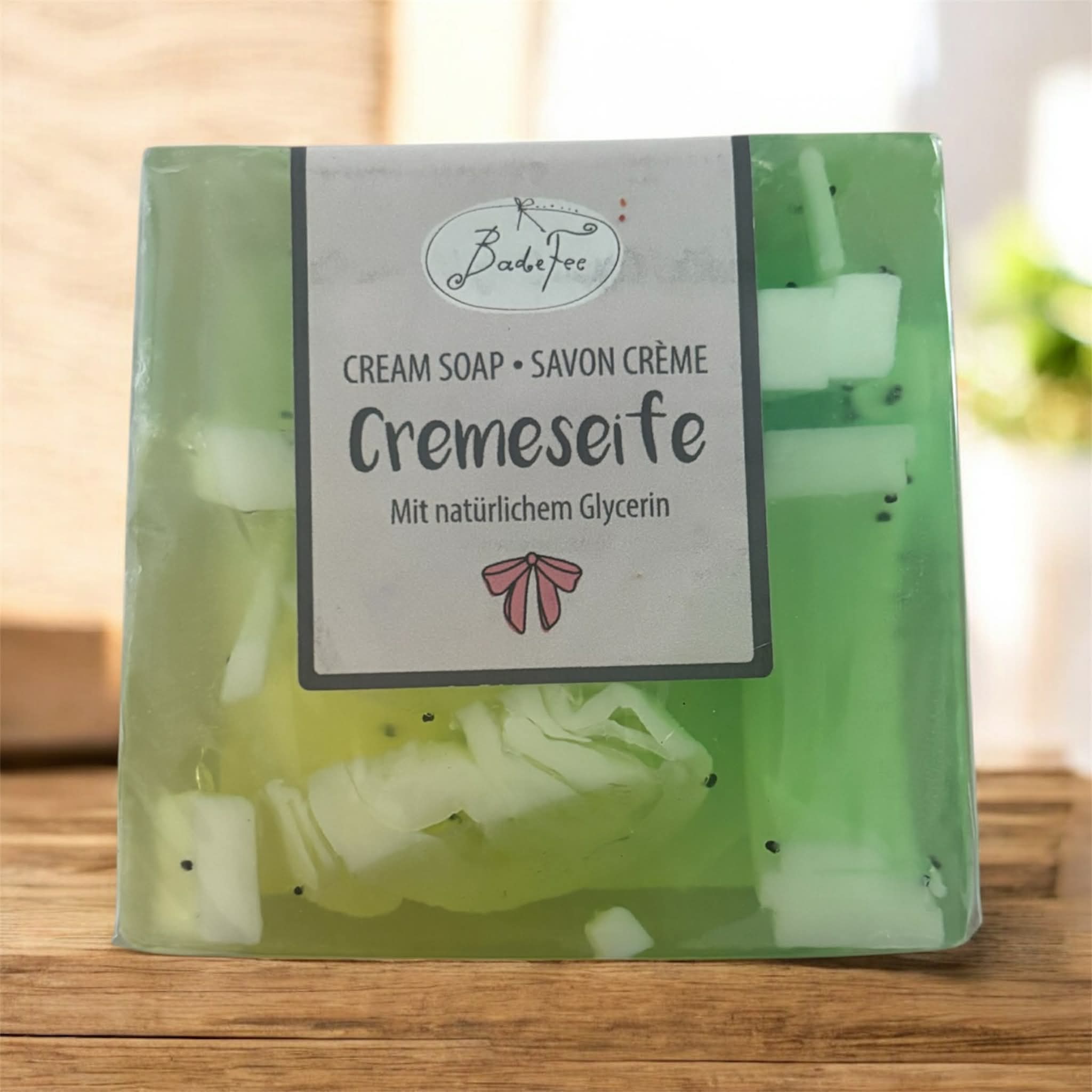 Tranche de savon aux notes florales et fruitées des fleurs d'été et pomme verte